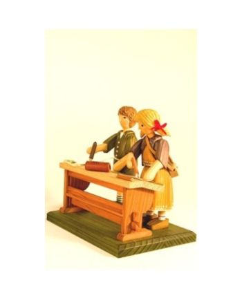 Schulkinder mit Bank