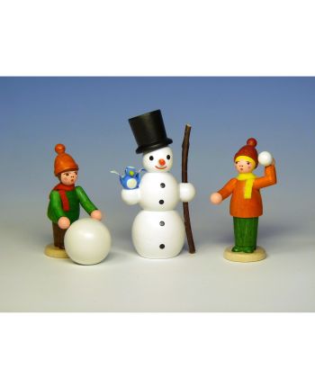 Kindergruppe mit Schneemann